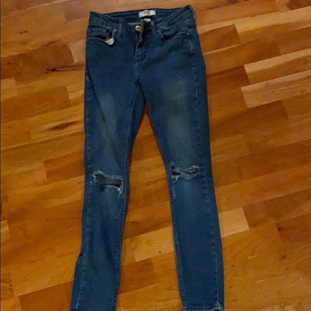 Dark blue knee ripped comfy jeans!